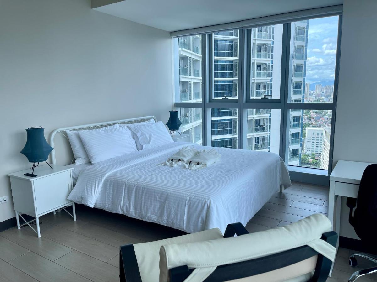 Bright 2-Bedroom Condo With Pool In Bgc Uptown Manila Zewnętrze zdjęcie