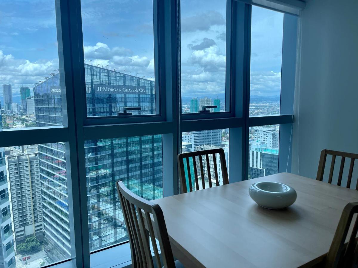 Bright 2-Bedroom Condo With Pool In Bgc Uptown Manila Zewnętrze zdjęcie