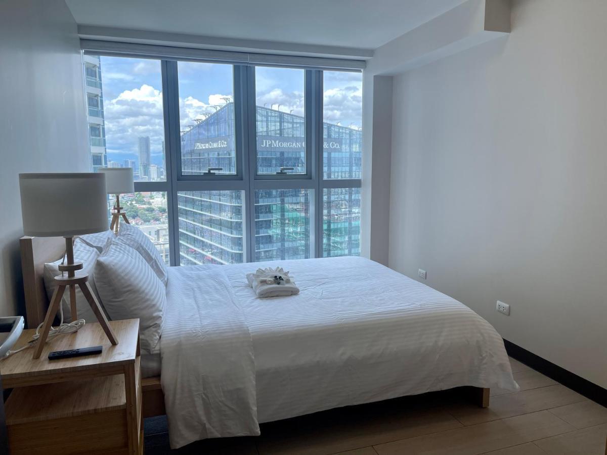 Bright 2-Bedroom Condo With Pool In Bgc Uptown Manila Zewnętrze zdjęcie