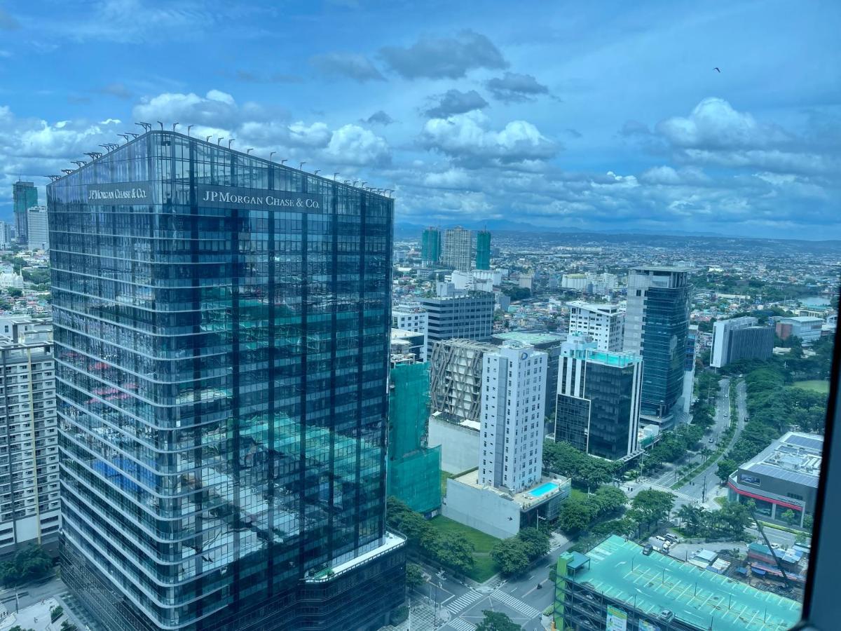 Bright 2-Bedroom Condo With Pool In Bgc Uptown Manila Zewnętrze zdjęcie