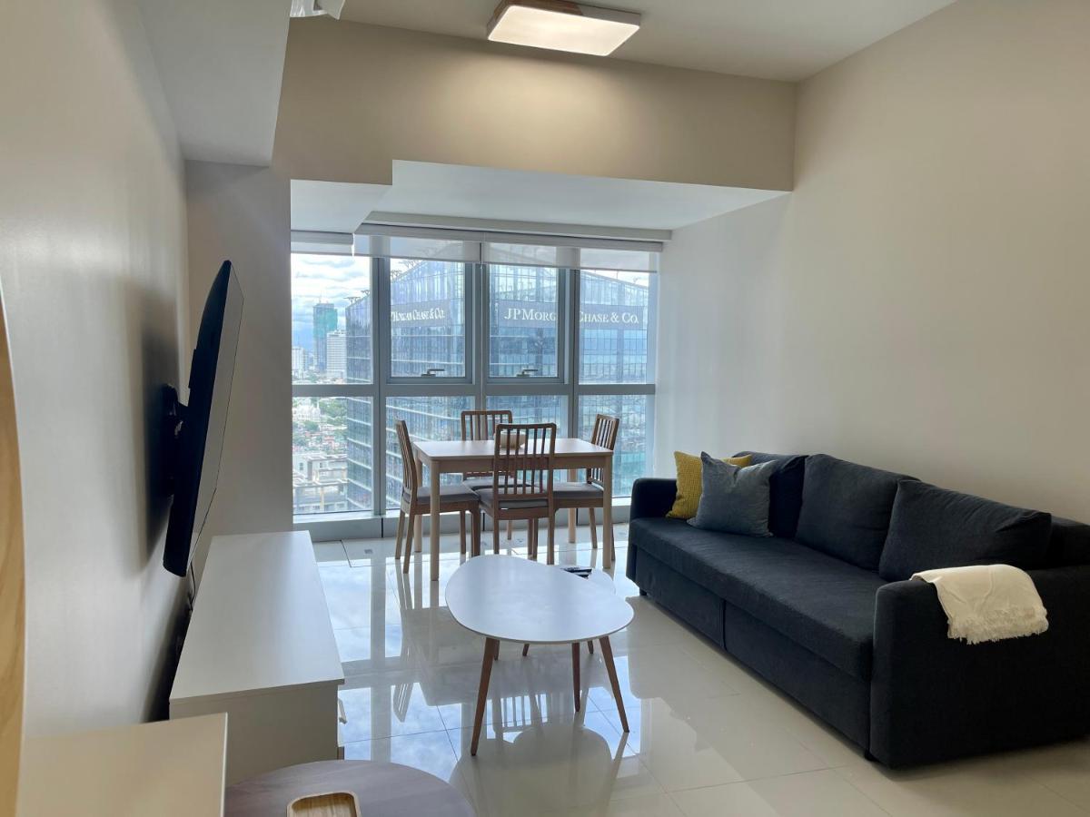 Bright 2-Bedroom Condo With Pool In Bgc Uptown Manila Zewnętrze zdjęcie