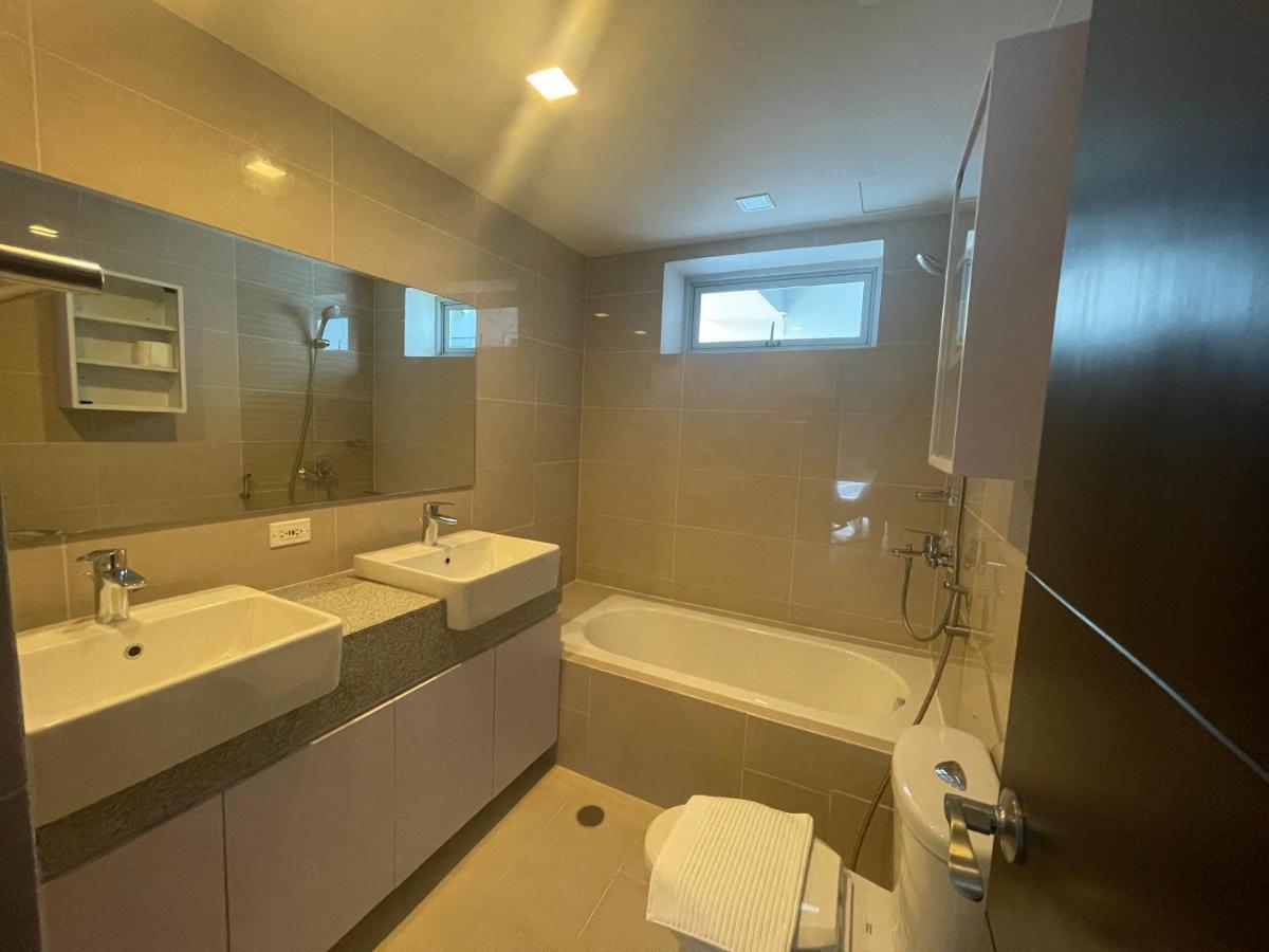 Bright 2-Bedroom Condo With Pool In Bgc Uptown Manila Zewnętrze zdjęcie