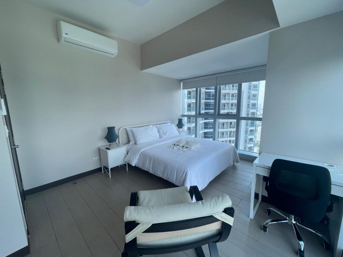 Bright 2-Bedroom Condo With Pool In Bgc Uptown Manila Zewnętrze zdjęcie