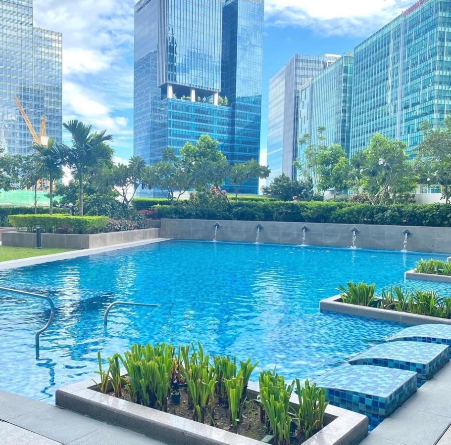 Bright 2-Bedroom Condo With Pool In Bgc Uptown Manila Zewnętrze zdjęcie